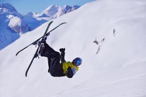 esquiadores na montanha foto