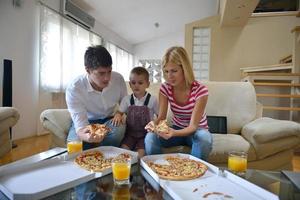 família comendo pizza foto