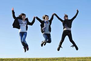 grupo de adolescentes se diverte ao ar livre foto