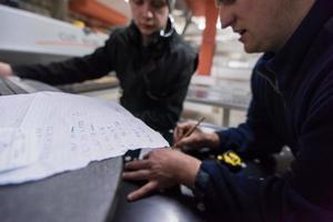 carpinteiros calculando e programando uma máquina de trabalhar madeira cnc foto