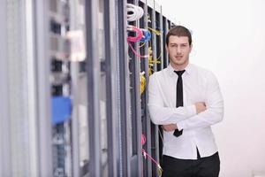 jovem engenheiro de TI na sala do servidor do datacenter foto