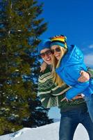 jovem casal de férias de inverno foto