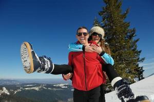 jovem casal na cena de neve do inverno foto