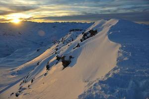 montanha neve pôr do sol foto