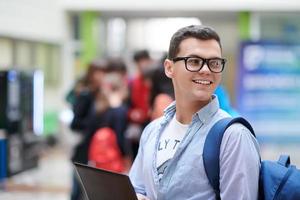 estudante usando tecnologia moderna na escola foto