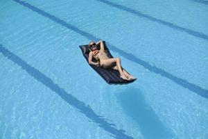 mulher relaxa na piscina foto