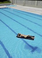 linda mulher relaxar na piscina foto