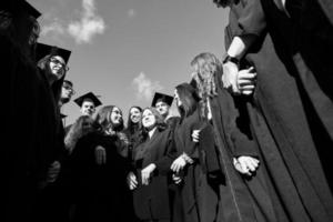 grupo de diversos estudantes de graduação internacionais comemorando foto