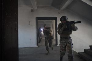 tropas militares em ação ambiente urbano foto