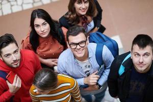 alunos na escola juntos em problema foto