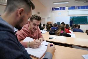 estudantes agrupam-se no anfiteatro foto