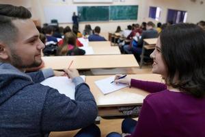 estudantes agrupam-se no anfiteatro foto