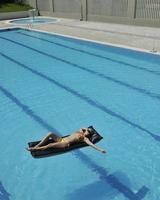 linda mulher relaxar na piscina foto