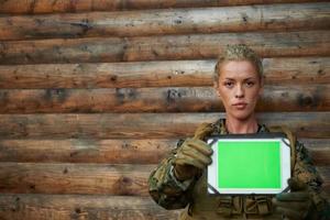 soldado de mulher usando computador tablet foto