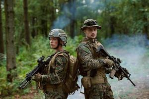 mulher soldado como líder de equipe foto