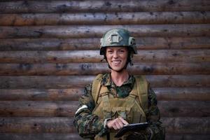 soldado de mulher usando computador tablet foto