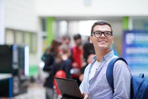 estudante usando tecnologia moderna na escola foto