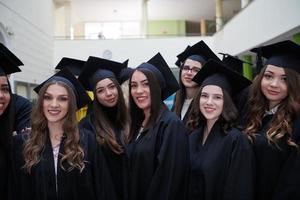 grupo de diversos estudantes de graduação internacionais comemorando foto