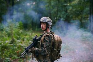 militar em campo foto