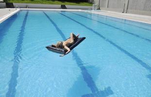 mulher relaxa na piscina foto