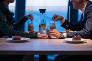 casal apaixonado desfrutando de um jantar romântico foto