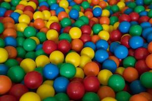 bolas de brinquedo de plástico colorido na piscina de jogo foto