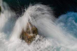 única pedra no rio selvagem foto