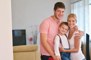 família em casa foto