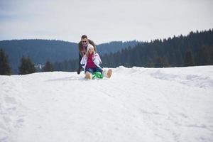 casal jovem feliz se divertindo no show fresco nas férias de inverno foto