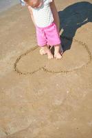 mãe e bebê na praia se divertem foto