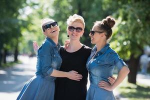 retrato de três bela jovem com óculos de sol foto