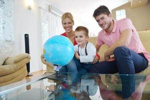 família se diverte com globo foto