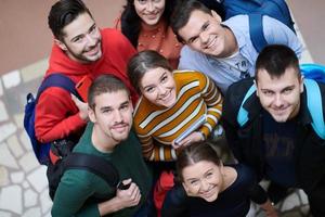 alunos na escola juntos em problema foto