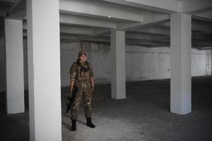 soldado feminino militar tendo uma pausa foto