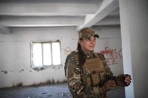 soldado feminino militar tendo uma pausa foto