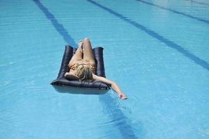 mulher relaxa na piscina foto