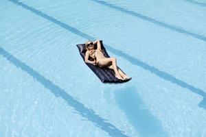 linda mulher relaxar na piscina foto