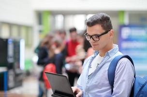 estudante usando tecnologia moderna na escola foto