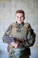 soldado usando computador tablet foto