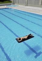 linda mulher relaxar na piscina foto