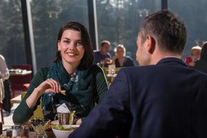 jovem casal almoçando no restaurante foto