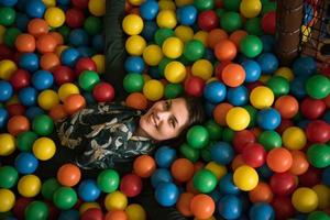 jovem mãe com seus filhos em uma sala de jogos infantil foto