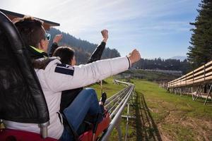 casal gosta de dirigir na montanha-russa alpina foto