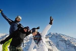retrato de inverno de amigos no esqui foto