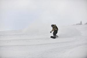vista de snowboarder freestyle foto