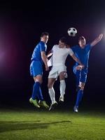 duelo de jogadores de futebol foto