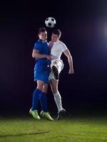 duelo de jogadores de futebol foto