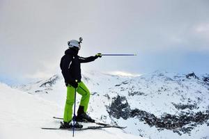 esqui na neve fresca na temporada de inverno em lindo dia ensolarado foto