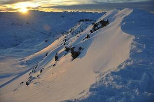 montanha neve pôr do sol foto