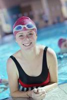 criança feliz na piscina foto